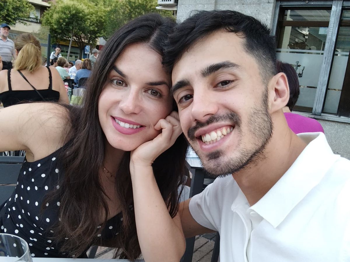 Selfi de David y Lucía sonriendo, juntos en una terraza.